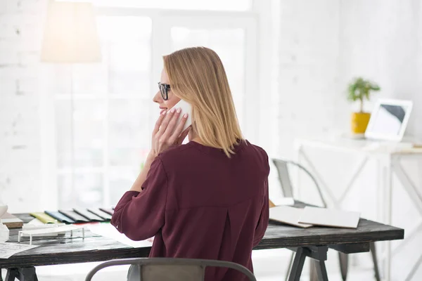 Feliz agradable mujer de negocios usando el teléfono — Foto de Stock