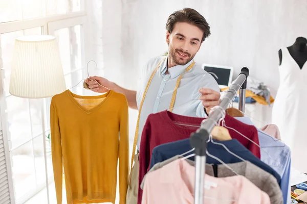 Inspireret stylist arbejder på sit kontor - Stock-foto