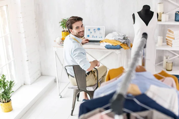 Exuberante modista sentado a la mesa — Foto de Stock