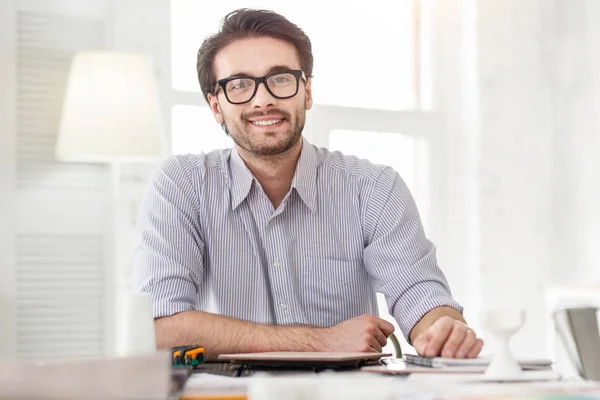 Zufriedener Manager sitzt in seinem Büro — Stockfoto