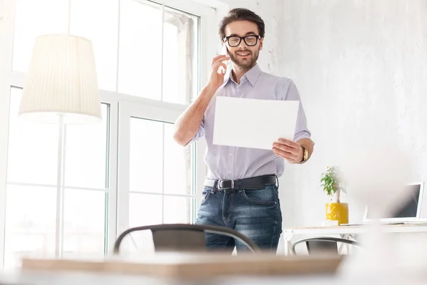 Fröhlicher Geschäftsmann telefoniert — Stockfoto