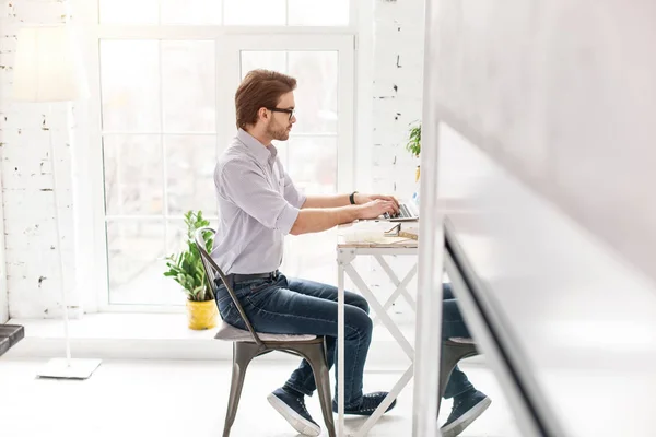 Gerente serio trabajando en el portátil — Foto de Stock