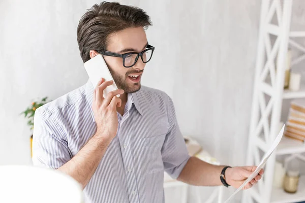 Šťastný mladý podnikatel mluvil po telefonu — Stock fotografie