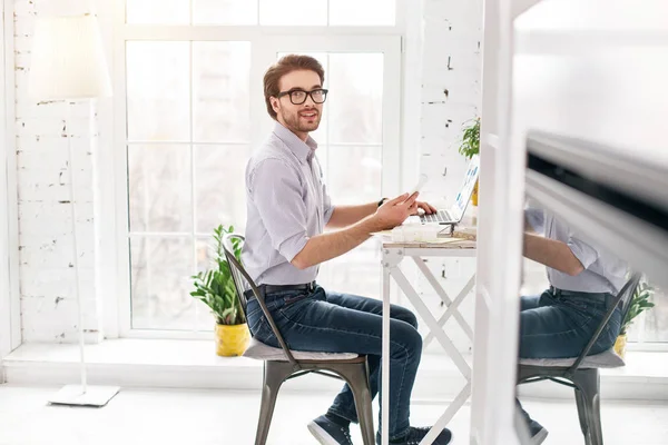 Geïnspireerd manager werken op de laptop — Stockfoto