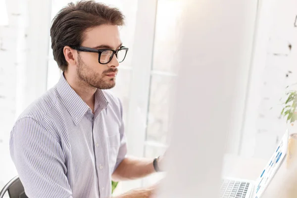 Gerente bem sucedido trabalhando no laptop — Fotografia de Stock