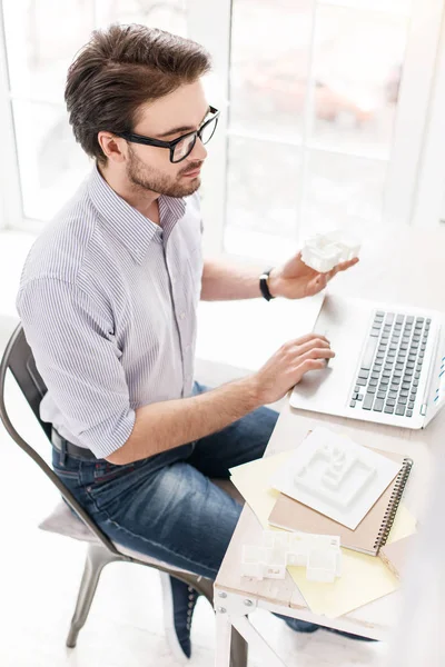 Glücklicher Mann hält einen Gegenstand in der Hand — Stockfoto