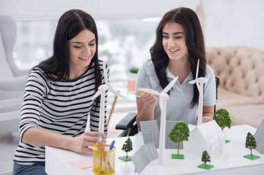 Enerji kaynağı. Neşeli özürlü kadın ve iletişim ve alternatif enerji modelleri ile çalışma meslektaşım