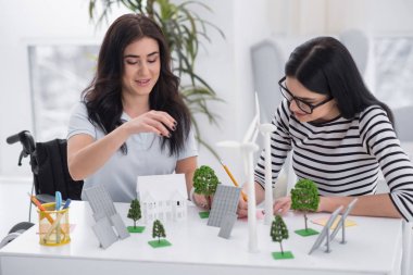 Gezegeni kurtar. Zeki özürlü kadın ve düşünme ve alternatif enerji modelleri ile çalışma meslektaşım