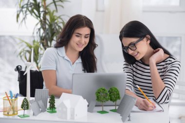 Bilgisayar modellemesi. Engelli kadın ve meslektaşım alternatif Köyü dizüstü bilgisayar kullanırken çalışan sevindim
