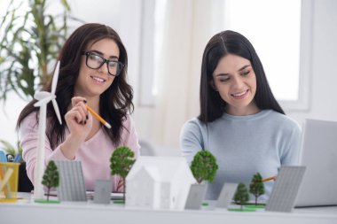 İlginç bir düşünce. Pozitif kadın arkadaşları ararken modeli oluşturma