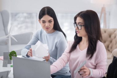 Eğitim Projesi. Yansıtıcı hareketsiz kadın ve ev modeli tahmin ederken dizüstü kullanarak öğrenci