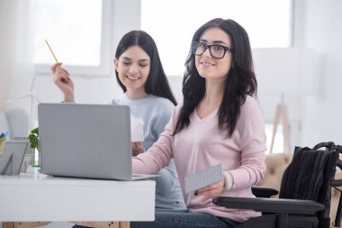 Ekoloji çalışma. Memnun hareketsiz kadın ve atama hazırlarken dizüstü kullanarak öğrenci