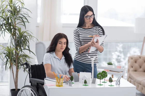 Eco Innovation Smart Colleague Staying Crippled Woman Helping Model — Stock Photo, Image