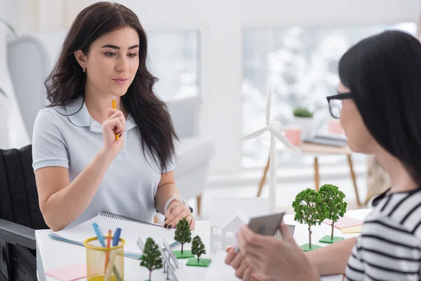 Cambios Innovadores Pensativo Mujer Discapacitada Colega Modelado Panel Solar Mientras — Foto de Stock