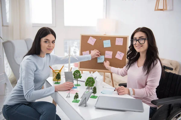 Forget Enthusiastic Immobile Woman Student Working Model Placing Notes Board — Stock Photo, Image