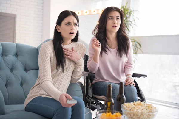 Una Película Aterradora Hermana Asustada Mujer Discapacitada Viendo Películas Abriendo — Foto de Stock