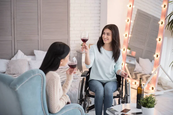 Melhores Amigos Mulher Deficiente Feliz Degustação Vinho Falar Com Amigo — Fotografia de Stock