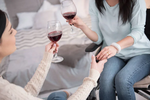 Queixo Queixo Close Mãos Femininas Segurando Copos Cheios Vinho Tinto — Fotografia de Stock