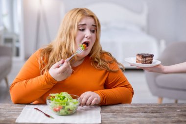 Sağlıklı kahvaltı üzgün şişman kadın