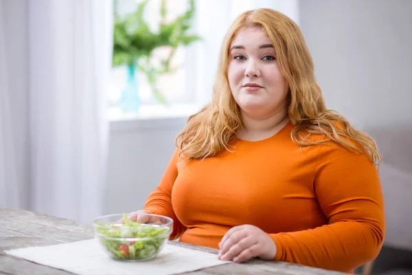 Lächelnde, stämmige Frau beim Frühstück — Stockfoto