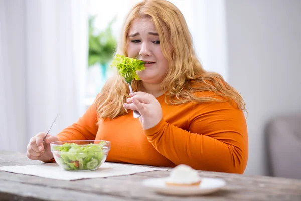 Triste mulher gorda olhando para biscoitos — Fotografia de Stock
