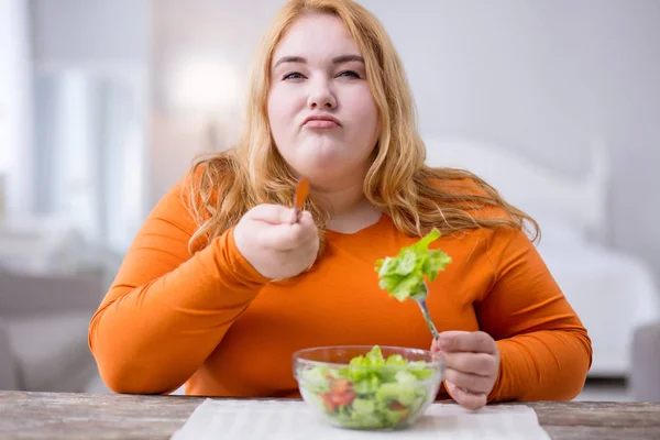Entschlossene dicke Frau isst gesundes Frühstück — Stockfoto