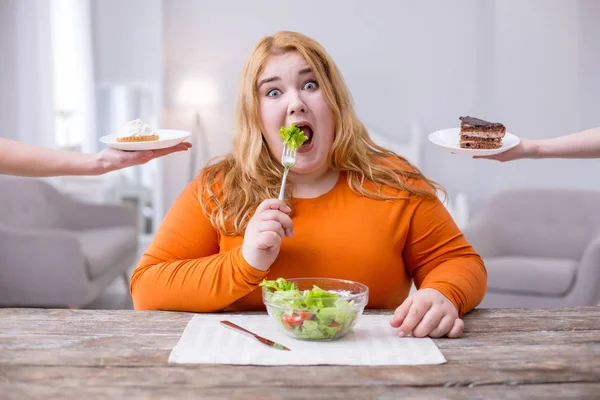 Melancholische dikke vrouw eten gezond ontbijt — Stockfoto