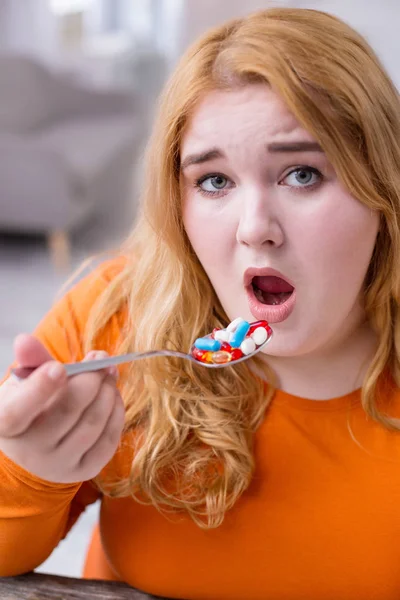 Ontevreden stout vrouw nemen medicijnen — Stockfoto