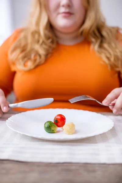 Jovens gordos comer alimentos saudáveis — Fotografia de Stock
