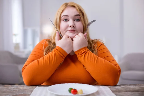 Femme sérieuse étant sur une alimentation saine — Photo
