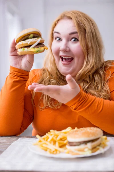 フライド ポテトやサンドイッチを食べて太った女性に警告します。 — ストック写真