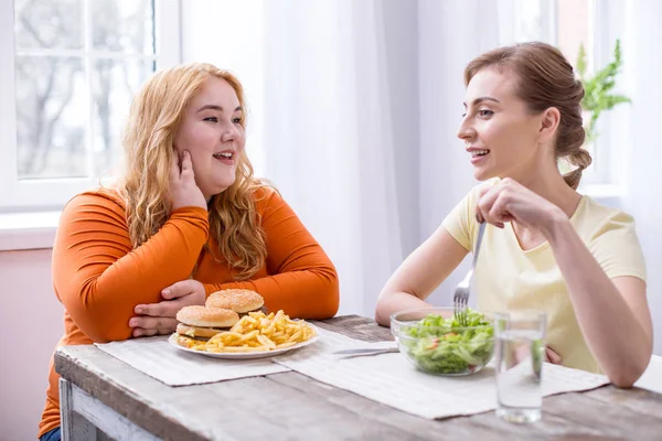 Szczęśliwa kobieta tłuszczu obiad z przyjaciółką — Zdjęcie stockowe
