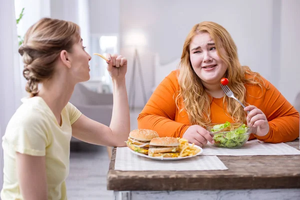 Eländiga fyllig kvinna lunch med sin vän — Stockfoto