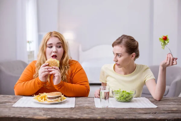 Excitada mulher gorda almoçando com seu amigo — Fotografia de Stock