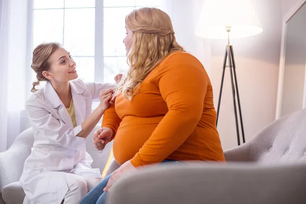 Nutricionista alegre conversando com uma mulher gorda — Fotografia de Stock