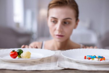 Üzgün genç kadın sebze arıyor