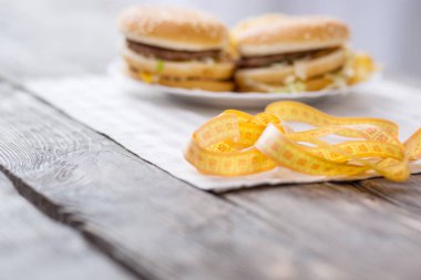 Masada duran hamburger ile plakası