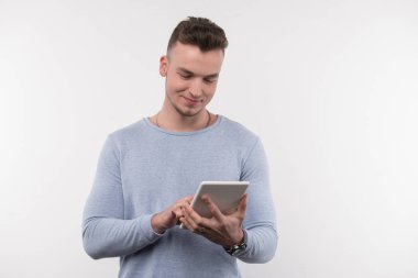 Pozitif genç adam tablet kullanma