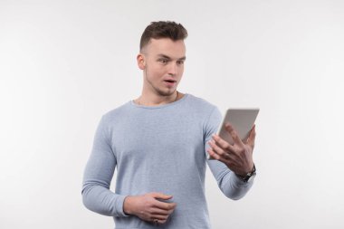 Sürpriz ifade hoş genç adam