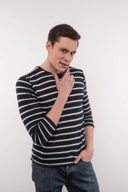 Pozitif neşeli adam çenesine dokunuyor