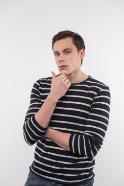 Sana bakarken ciddi yakışıklı adam