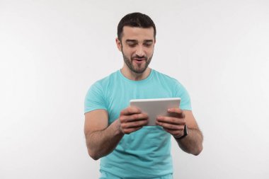 Neşeli mutlu adam modern teknolojisini kullanarak