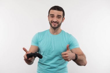 Neşeli mutlu adam ok işaret gösteren