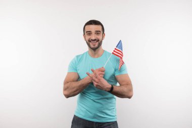 Hoş iyi görünümlü adam V işaret gösteren