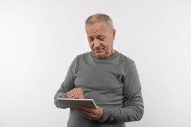 Hoş yaşlı adam tablet kullanma