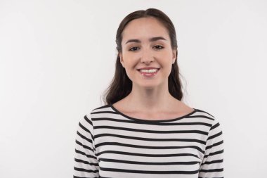 Size gülümseyen neşeli genç kadın