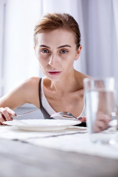 Mujer deprimida y alegre desayunando — Foto de Stock