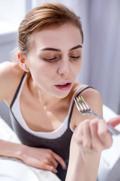 Bella donna allegra che guarda il pisello — Foto Stock