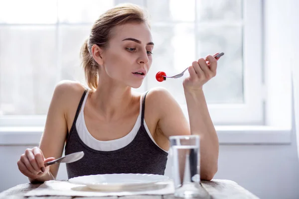 Giovane donna triste che è su una dieta — Foto Stock