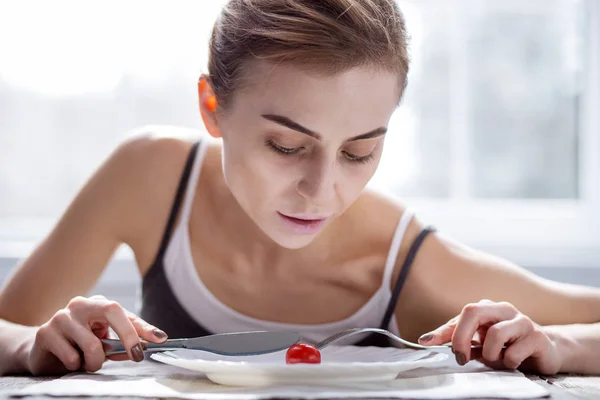 Mujer joven triste comiendo — Foto de Stock